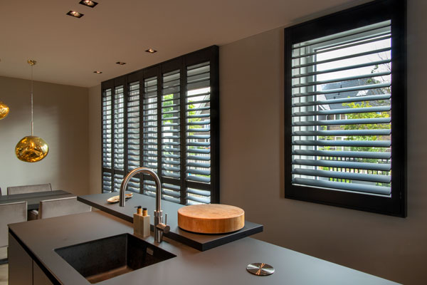 Zwarte aluminium shutters in huis