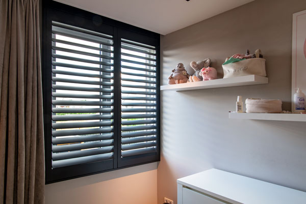 Zwarte aluminium shutters in kinderkamer
