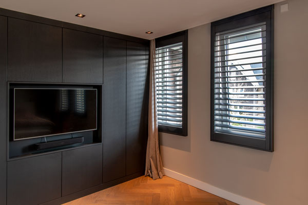 Zwarte aluminium shutters in slaapkamer