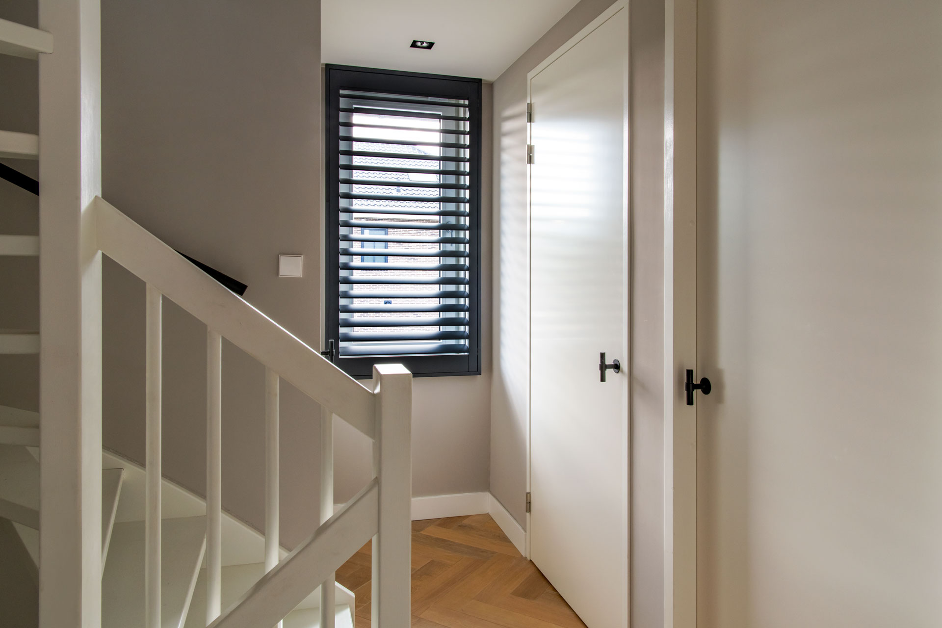 Zwarte aluminium shutters in trappenhuis