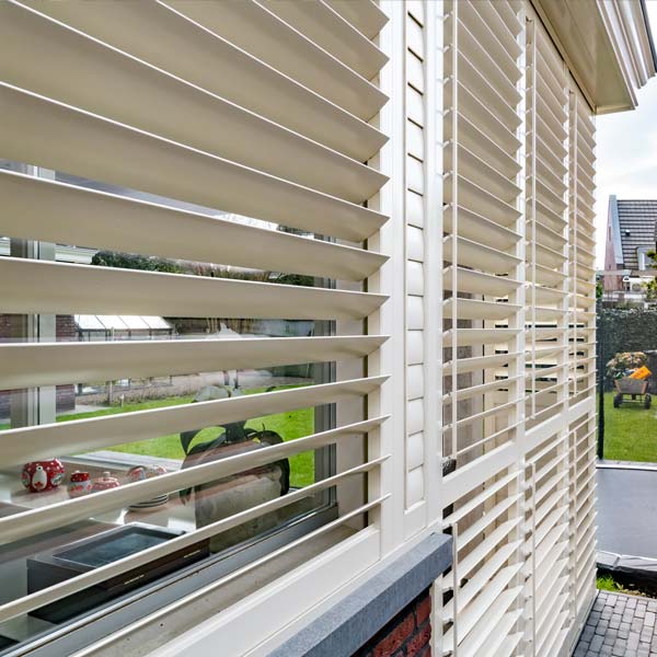 Witte buiten shutters in veranda
