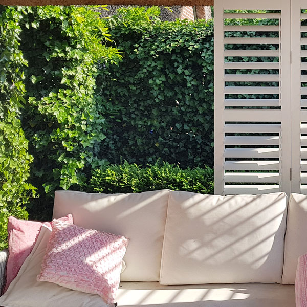 Witte buiten shutters in veranda