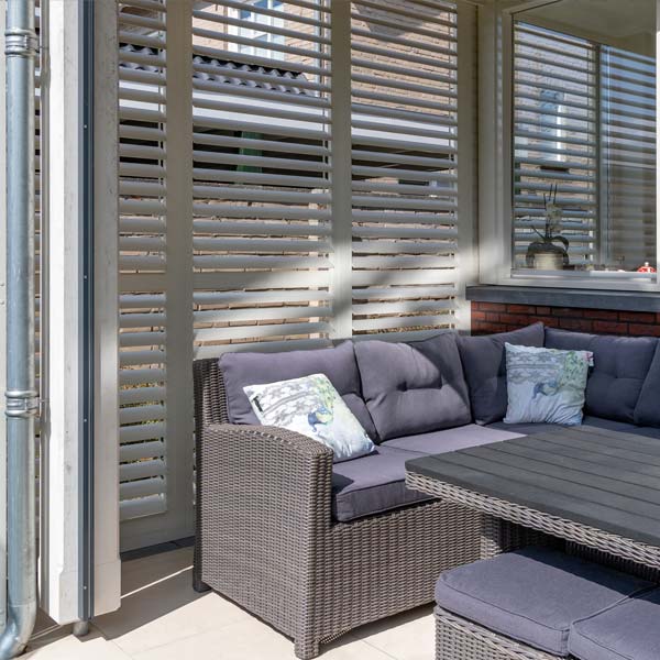 Witte buiten shutters in veranda