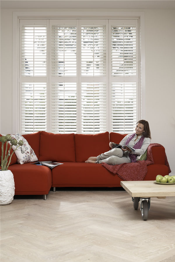 Shutters in woonkamer met rode bank