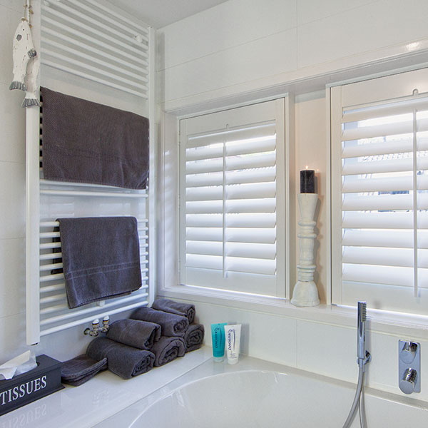 Witte shutters in badkamer