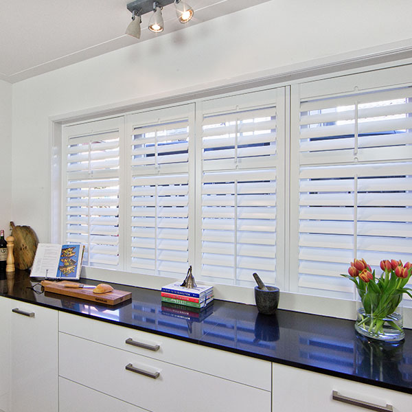 Witte shutters in moderne keuken