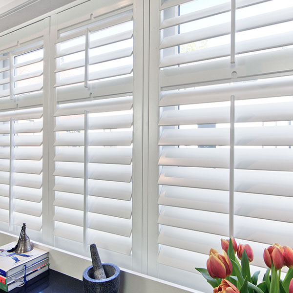 Witte shutters in moderne keuken