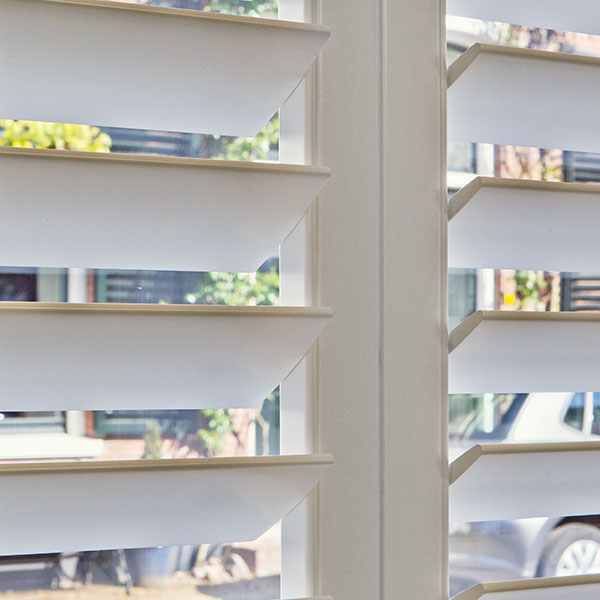 Witte shutters in moderne keuken