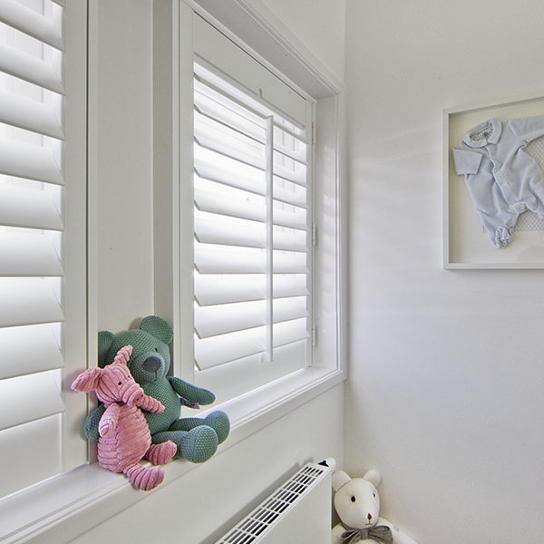 Witte shutters in kinderkamer
