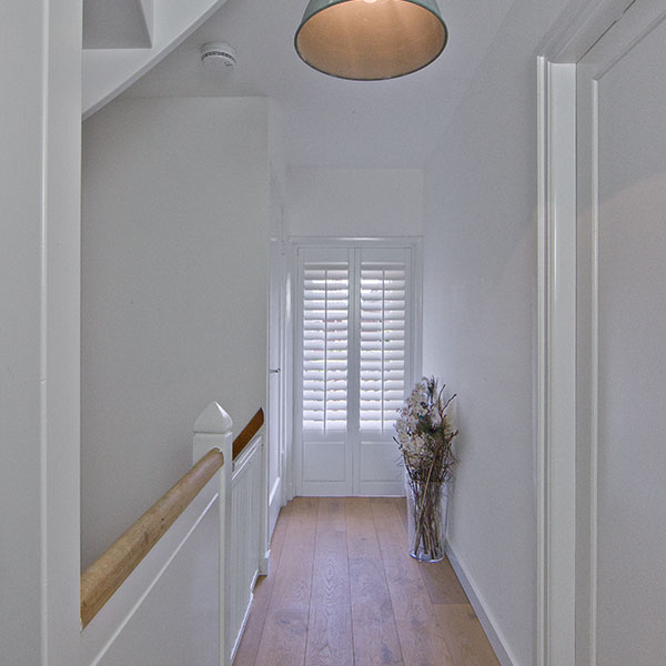 Witte shutter met dicht onderpaneel