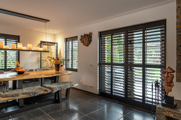 Zwarte shutters in huis