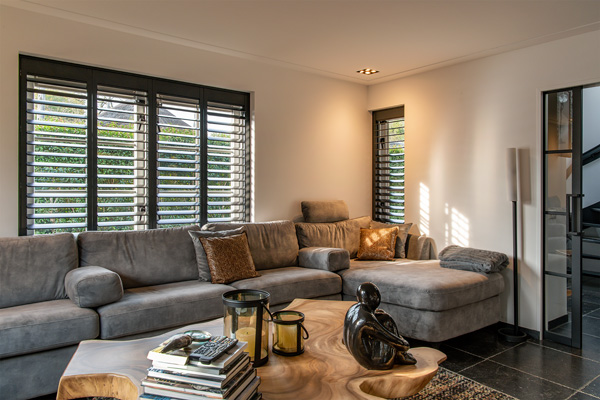 Zwarte shutters in huis