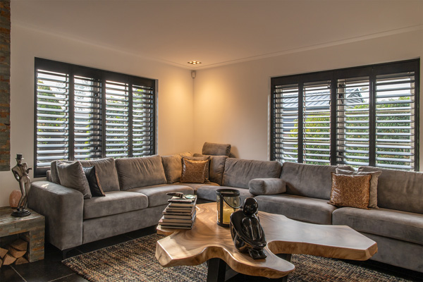 Zwarte shutters in huis