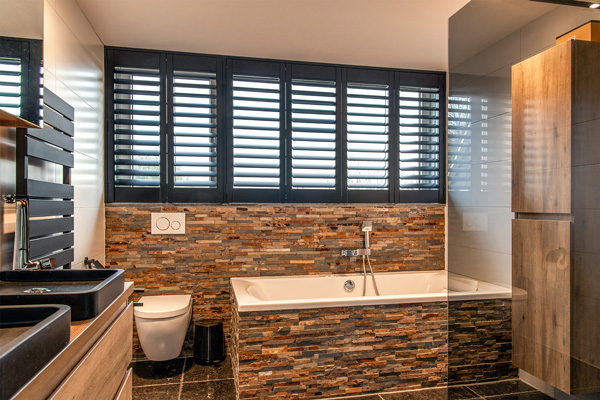 Zwarte shutters in huis