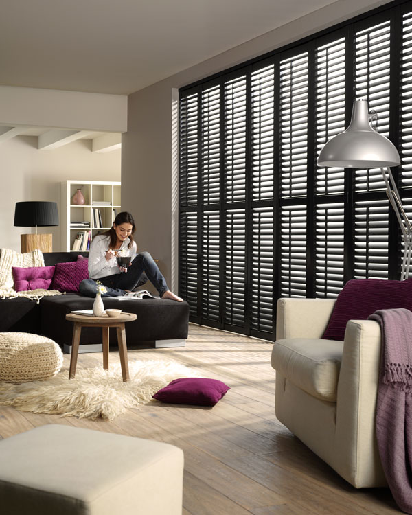 Zwarte shutters in woonkamer